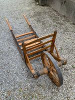 Alter Schubkarren aus Holz mit Metallrand