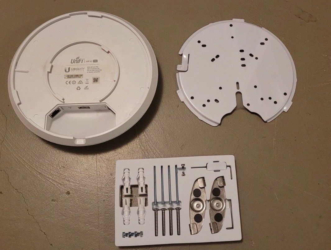 Ubiquiti Modem & Router: Ubiquiti Access Point Unifi AP-AC-PRO – Usato da Bülach venduto da venni0 1