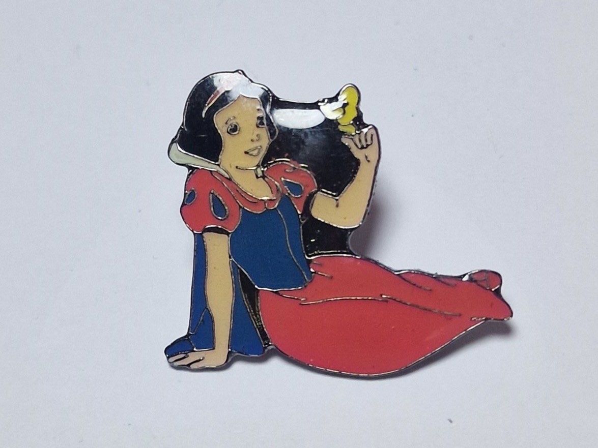 Disney Plaketten & Abzeichen: Disney Schneewittchen Pin – Gebraucht aus Mitlödi von Raphy1996
