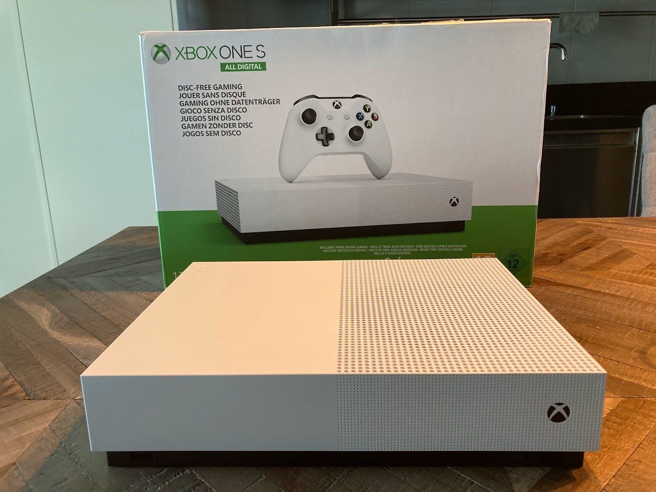 Microsoft Konsolen: Xbox One S All Digital Edition Konsole – Gebraucht aus Baden von