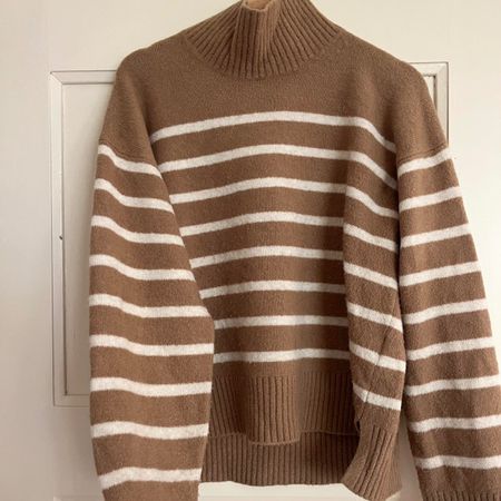 UNIQLO STRIPED TURTLENECK SWEATER