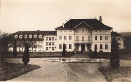 Courtételle (JU) – Herrenhaus mit Garten und Brunnen