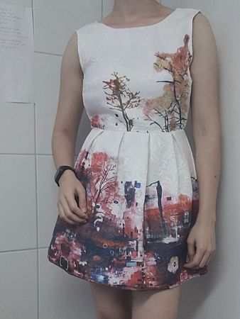 Elegantes weisses Kleid mit schönem Motiv, EU 34-36