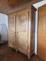 Armoire ancienne en bois massif, deux portes