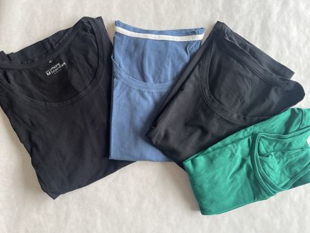 4 T-Shirts, 3xS/1xM, schwarz-blau-grün
