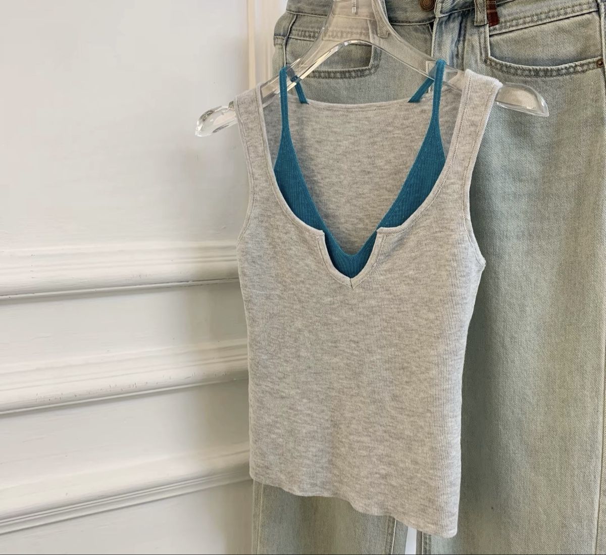 Top: Chic Grey Ribbed Tank Top with Teal Bralette Combo – Nuovo (secondo la descrizione) da Zürich venduto da rob_n7vd