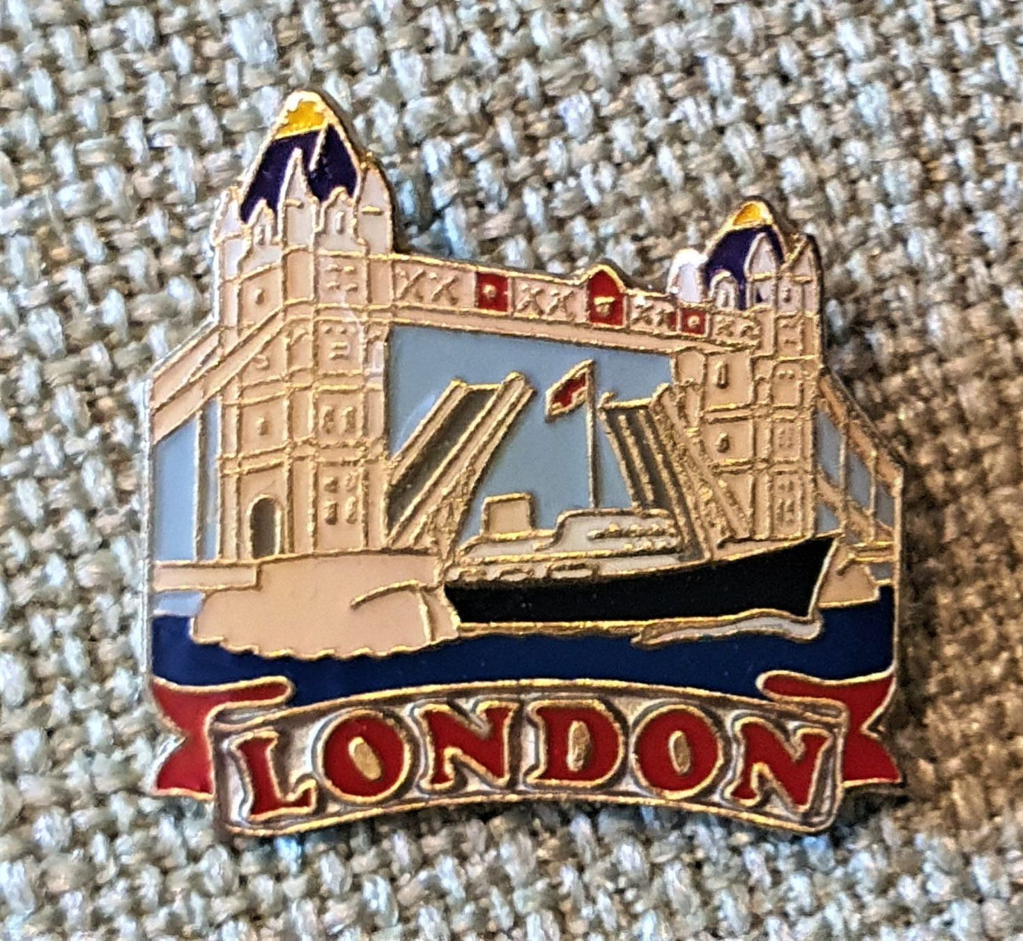 Plaquettes & Badges: H541 - Pin London Tower Bridge Schiff – D'occasion à Reinach BL par Boston-Verkauf