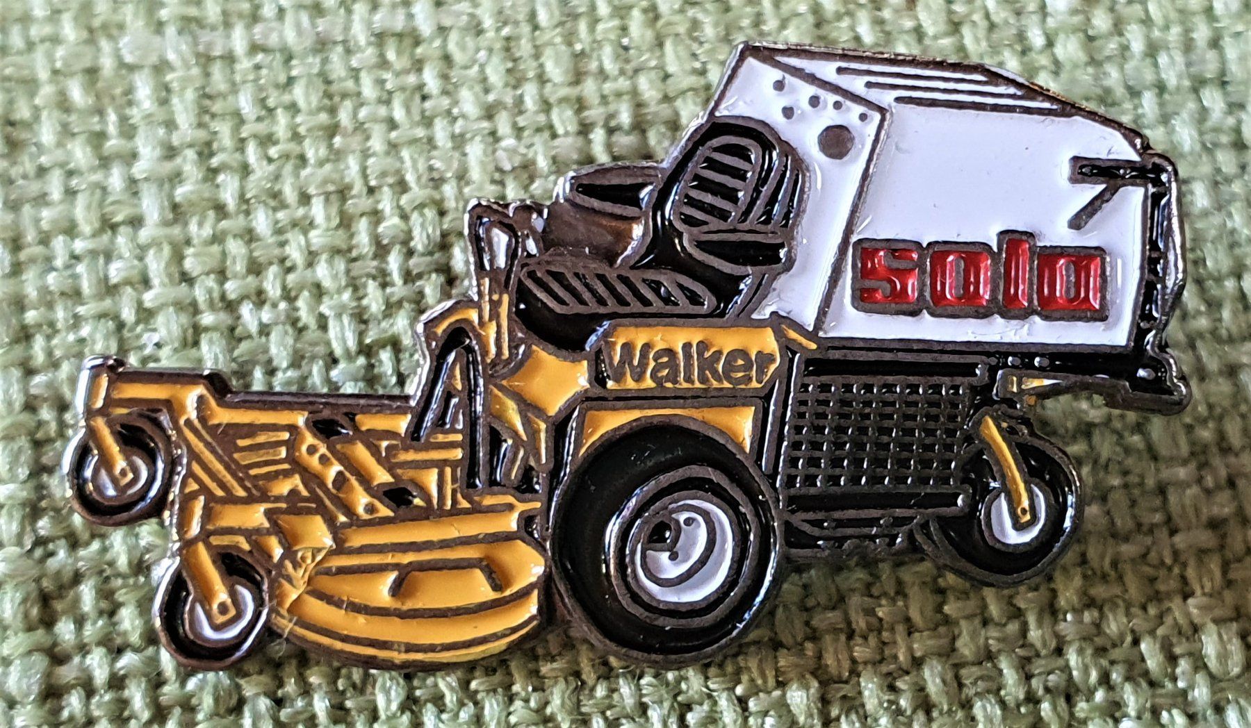 Placchette & Badge: 117 -  Pin Solo Walker Rasenmäher Traktor – Usato da Reinach BL venduto da Boston-Verkauf