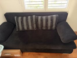 Sofa schwarz mit gestreiften Kissen gebrauchter Zustand
