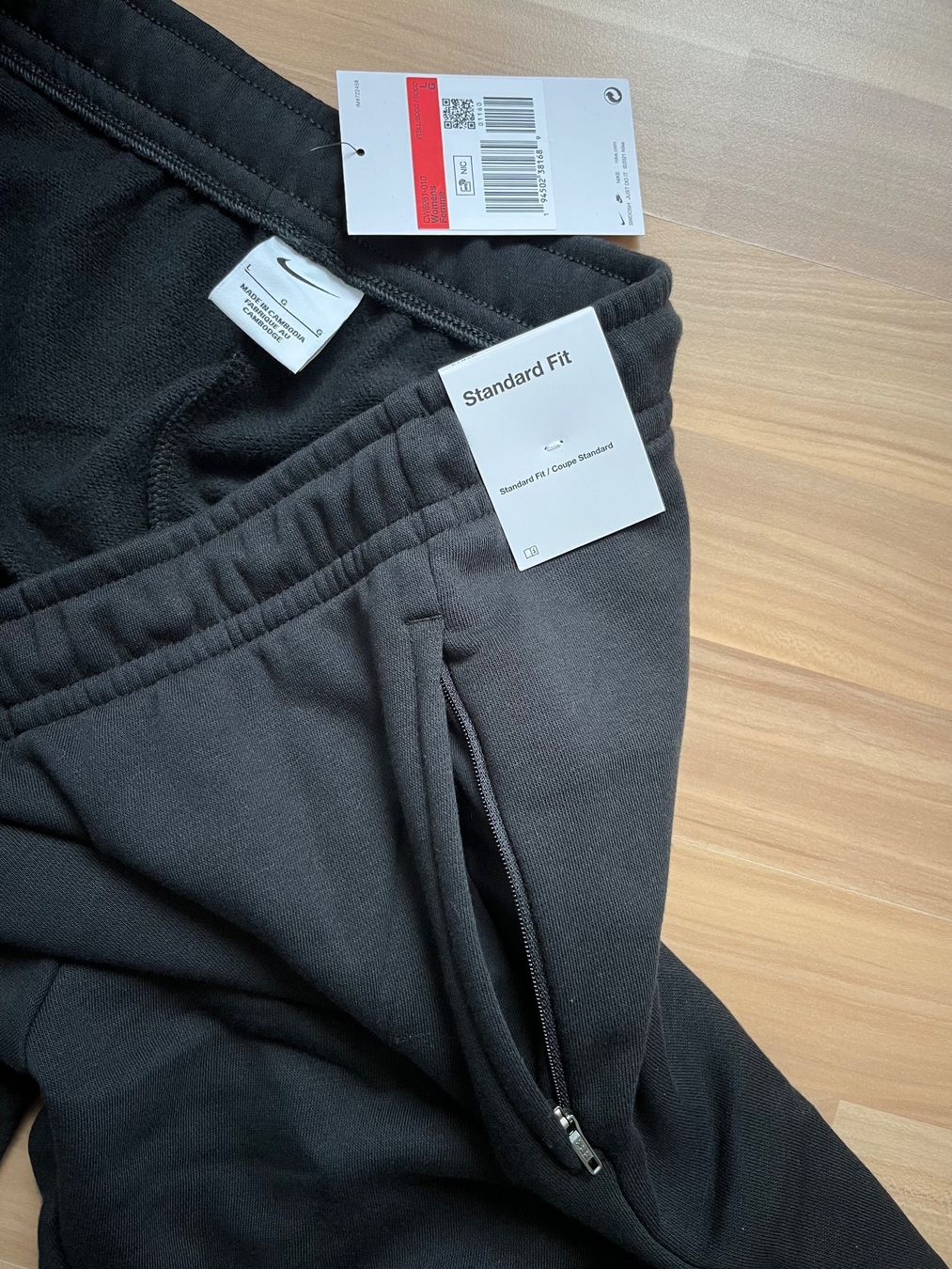 Nike Pantaloni: Neue Nike Trainerhose, mit Etikett – Nuovo e nell'imballaggio originale da Oetwil an der limmat venduto da Sual 2