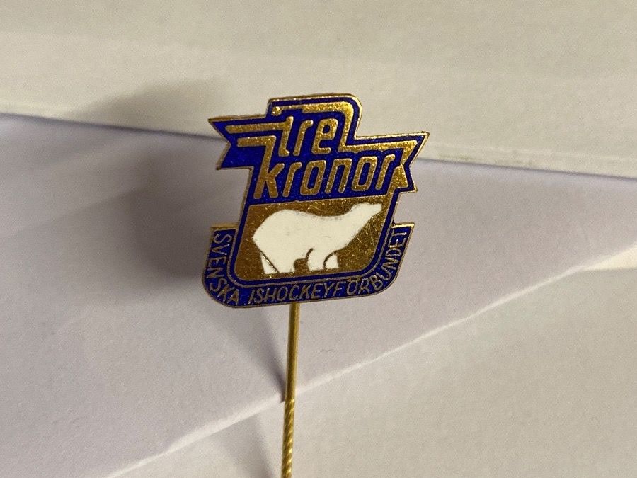 Placchette & Badge: EPINGLETTE - HOCKEY - TRE KRONOR - 1979 – Usato da Le Brassus venduto da cinema13