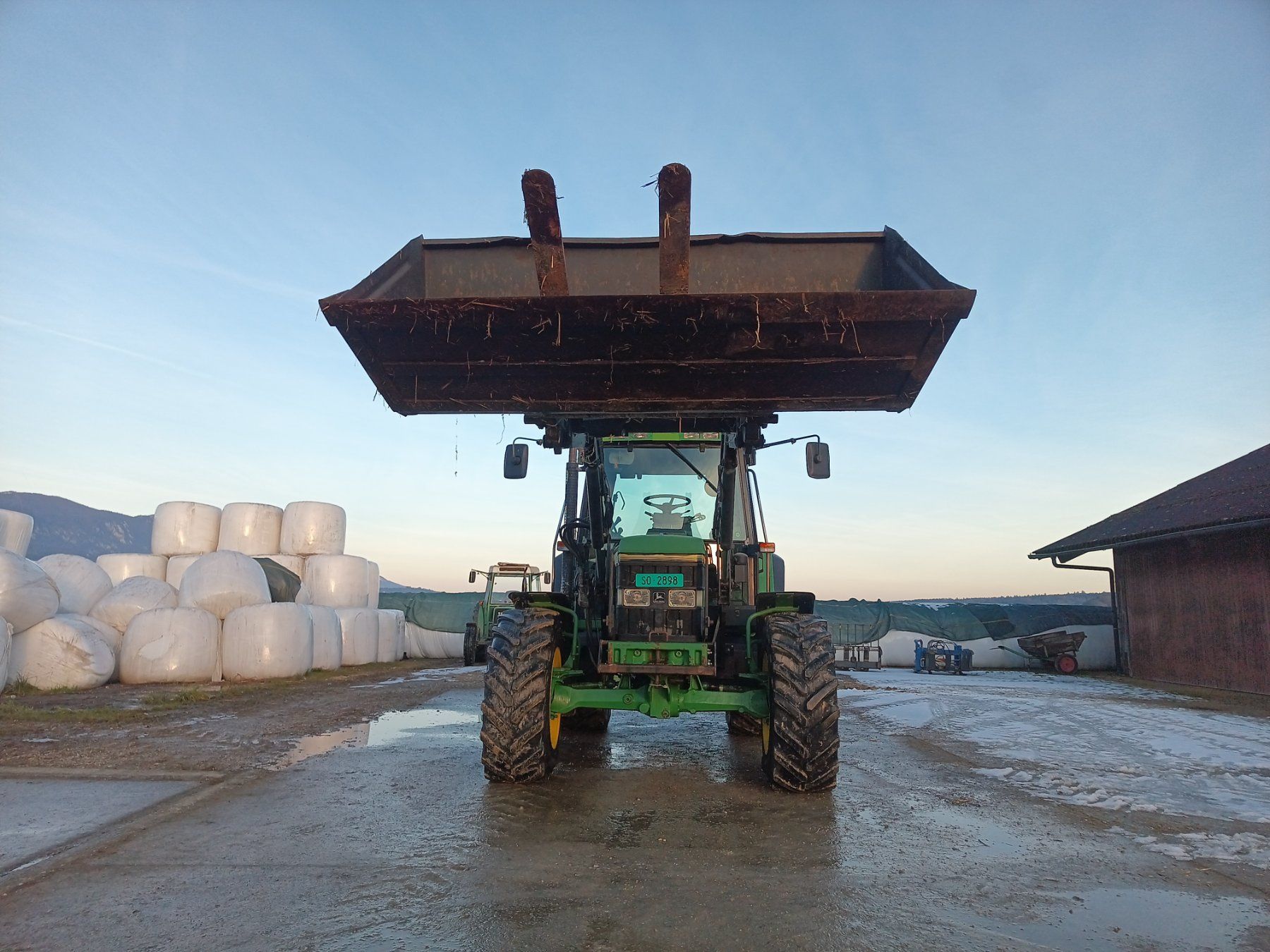 John Deere Trattori: Traktor John Deere 6100 mit Frontlader Alö – Usato da Selzach venduto da oppla 1