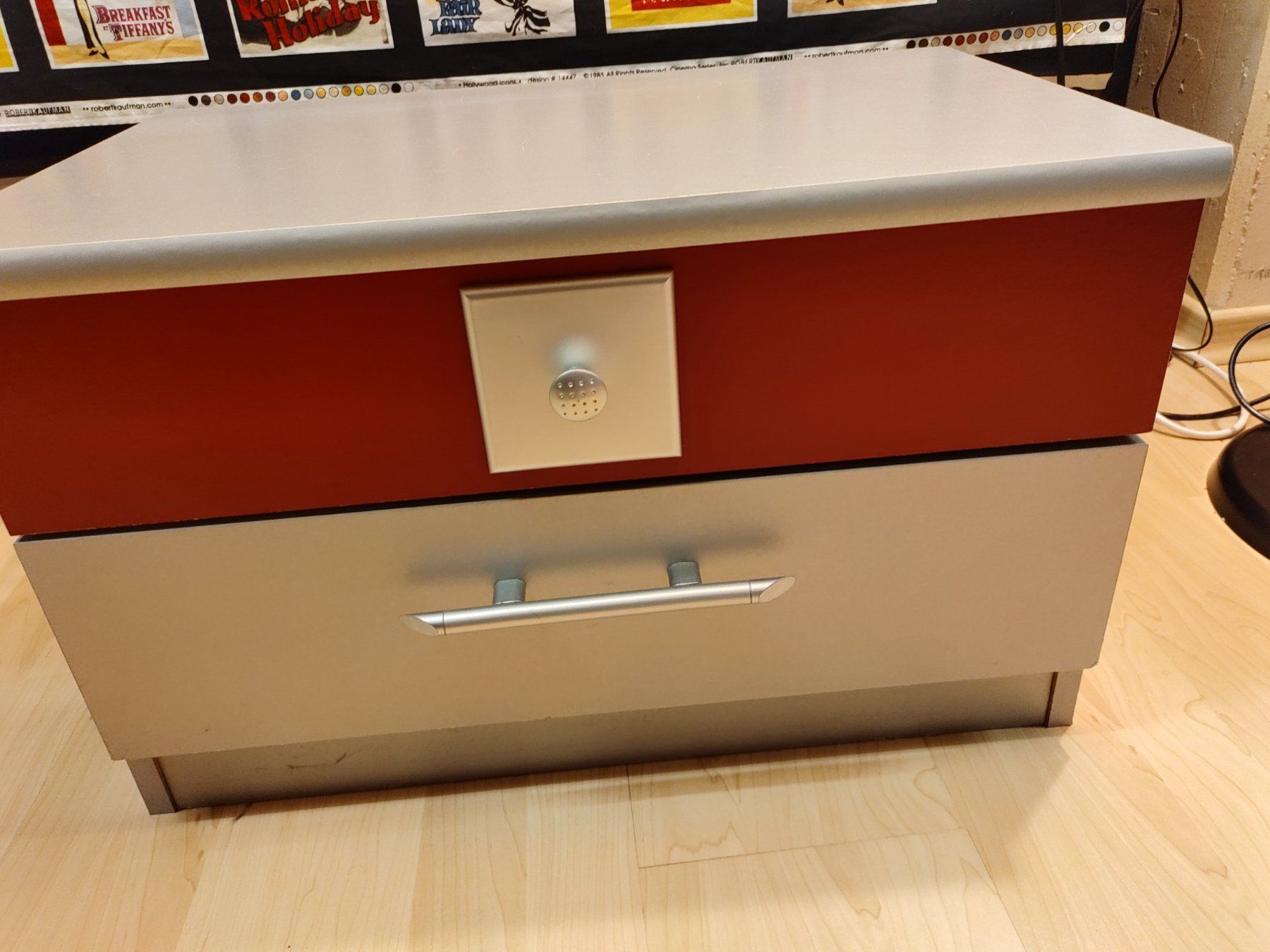 Nachttische: Nachttisch silber/rot CHF 10.- – Gebraucht aus Wangen b. Olten von Meyrol 4