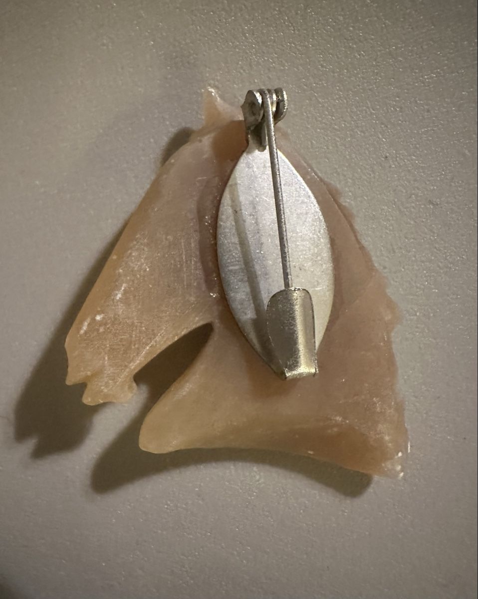 Spille & Fermagli: Brosche Pferdekopf, Alabaster – Usato da Oberwil BL venduto da orsay 2
