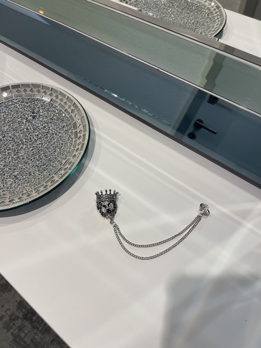 Broches & Aiguilles: Silber Löwenkopf Kette mit Brosche, König – Neuf avec emballage d'origine à Zug par Leerminschrank 3