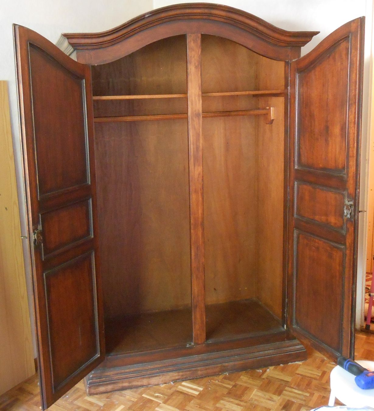 Armadi: Armoire chapeau de gendarme – Usato da Bossonnens venduto da ysc_9q2f