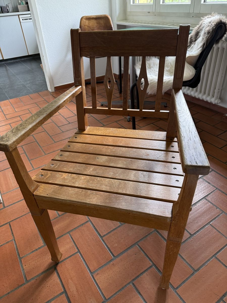 Sedie: Holzstuhl mit Armlehnen, rustikal – Usato da Unterengstringen venduto da Banana15 1
