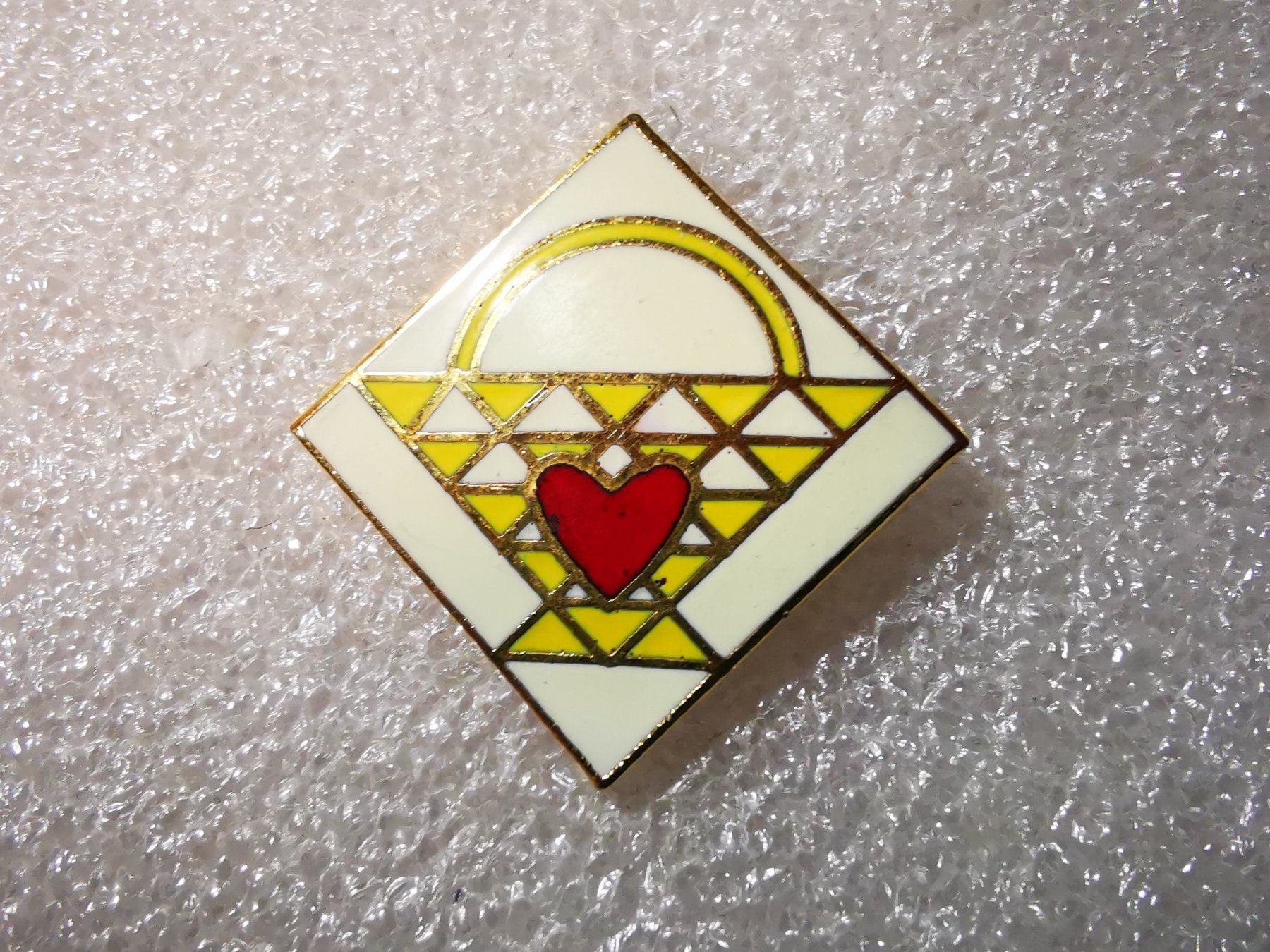 Placchette & Badge: Ansteckpin 6: Korb mit Herz – Usato da Oppligen venduto da Pin-Fall-Shop