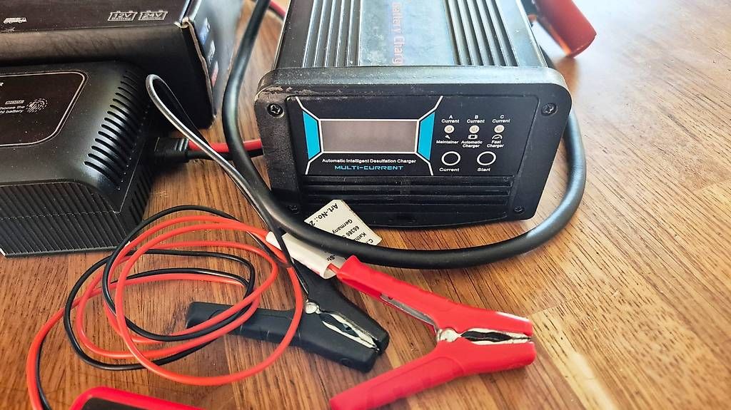 Chargements: 2 chargeurs+testeur+battery box – D'occasion à Denens par Paveld 1