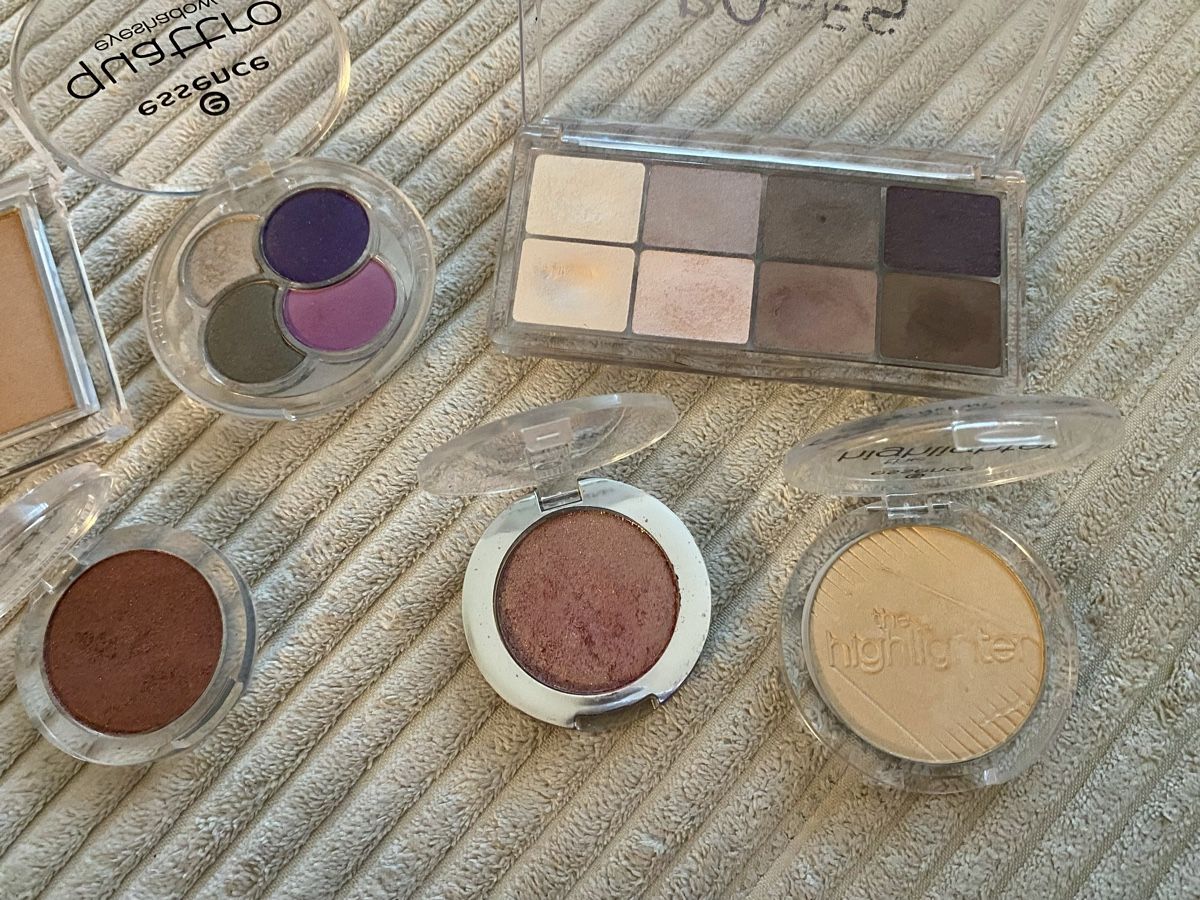 Make-up: Essence Make Up Paket Set Lidschatten Highlighter Blush Glow – Gebraucht aus Langnau am Albis von cynthia.jolene 8