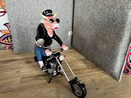 Statue Cowgirl chevauchant une moto, Cow Parade