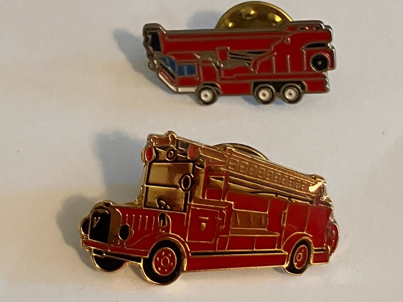 Plaketten & Abzeichen: 2 Pin Feuerwehrauto – Gebraucht aus Basel von djwwpp