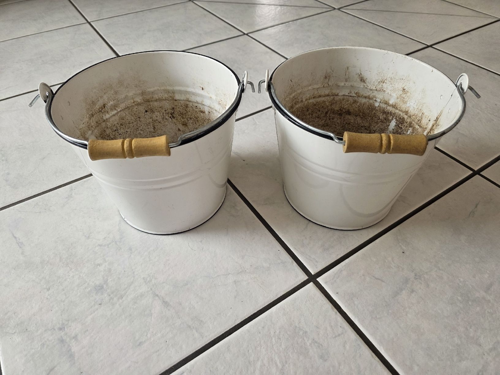 Blumentöpfe: Eimer weiss Metall mit Holzgriff – Gebraucht aus Adlikon von Tami2019