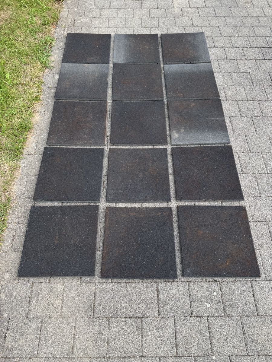 Rivestimenti per pavimenti: Fallschutzmatten Bodenplatten Gummi 15 Stk. – Usato da Birrwil venduto da mathew01 2