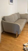 Modernes bequemes Sofa hellgrau mit Holzfüssen guter Zustand