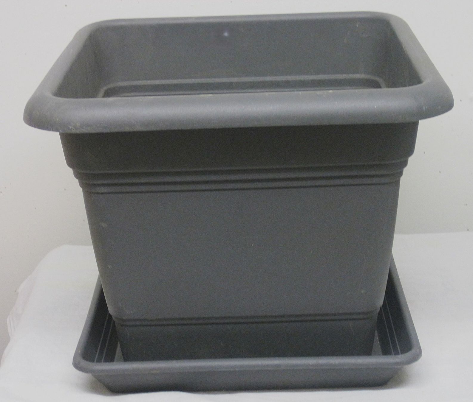 Vasi per fiori: 4x Pflanzencontainer Geli  Anthrazit inkl. Untersetzer – Usato da Rickenbach Sulz venduto da Sodeli23 3