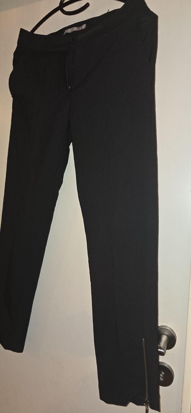 Pantaloni: Pantalon noir avec fermeture éclair – Nuovo (secondo la descrizione) da Meyrin venduto da lul_6y9f 1