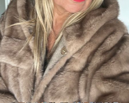 Veste courte en fausse fourrure beige avec capuche, mink