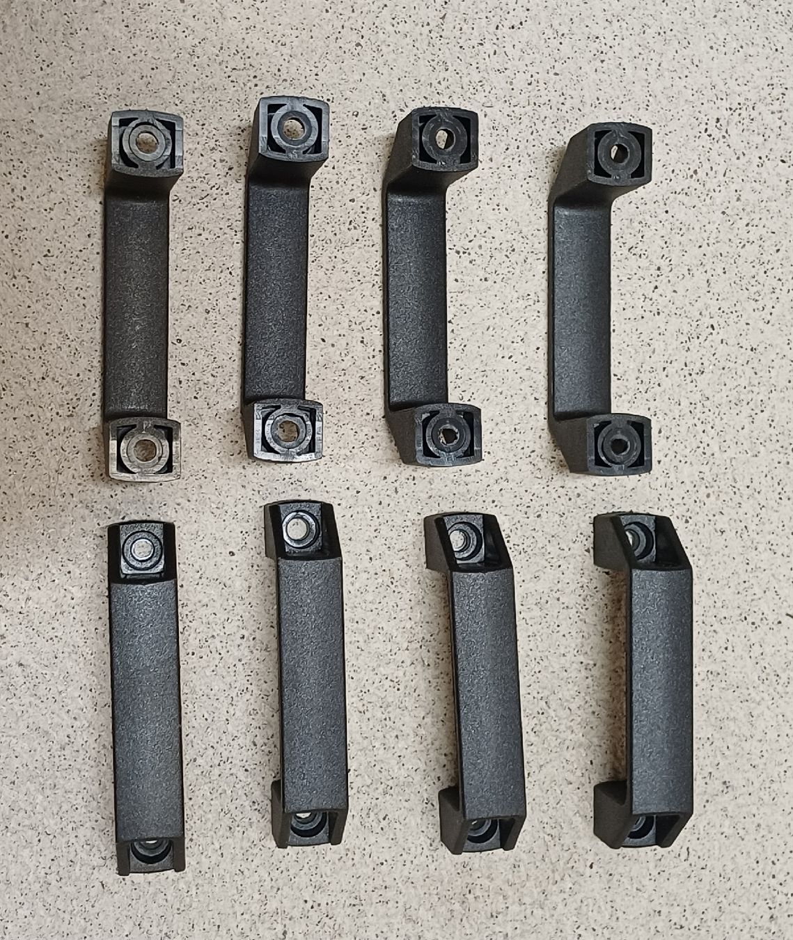 Fixations: 8 stück Kunststoffgriffe, schwarz – D'occasion à Pfeffikon LU par SY-YoLo 1