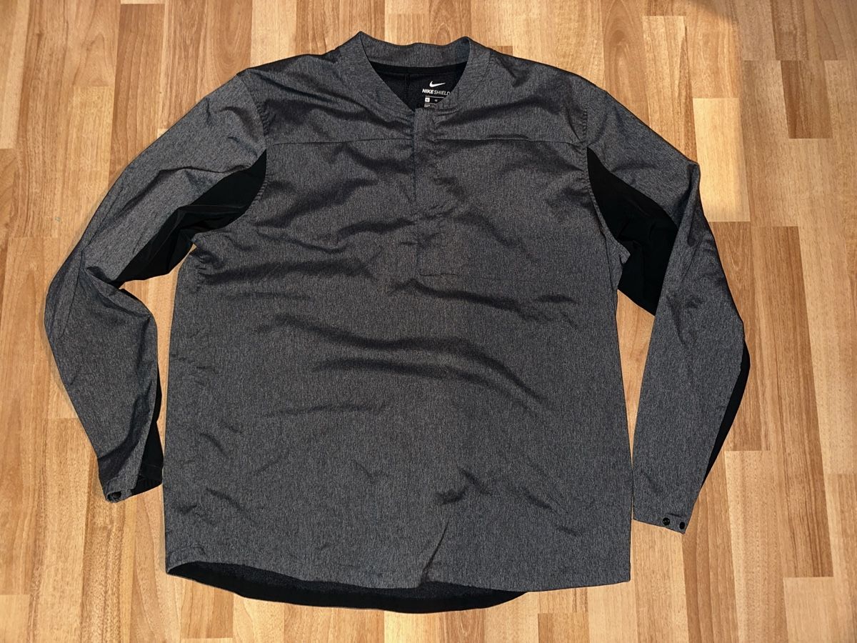 Nike T-shirt: Nike Shield Trainingsshirt Gr. XL Herren  – Usato da St. Gallen venduto da mai_2lcj