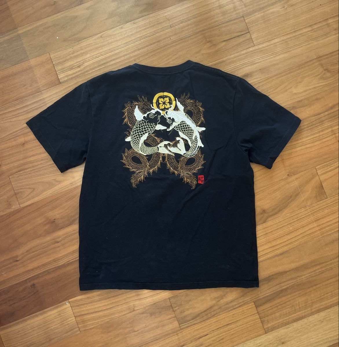 T-Shirts: Gesticktes Japanisches Tshirt - Top Zustand – Gebraucht aus Mörschwil von Levian