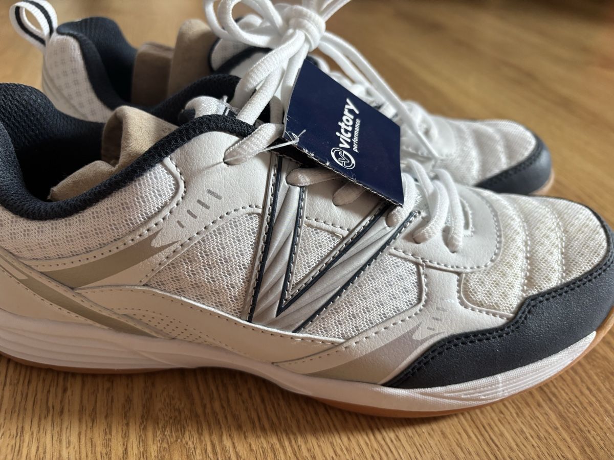 Victory Herrenschuhe: Hallenschuhe Grösse 42 Neu – Neu und originalverpackt aus Kirchberg SG von lar_8mw6 2