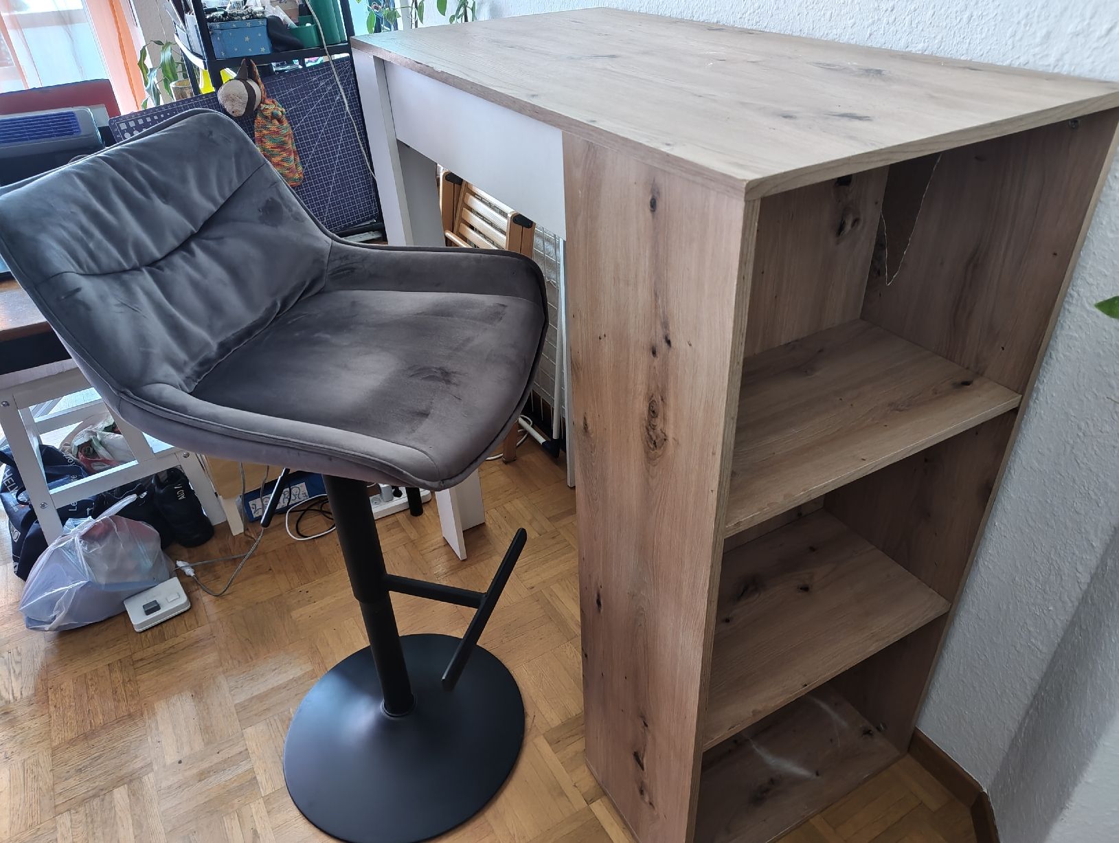 Ladenausstattungen & Messebau: Stehpult mit Barhocker – Gebraucht aus Lyss von laura_jenni 1