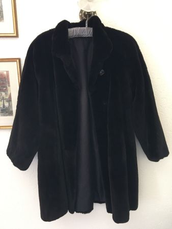 Manteau de fourrure noir