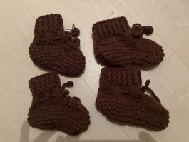 Zwei Paar Babyfinkli handgestrickt braun 