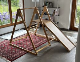 Kletterdreieck mit Rutsche aus Holz und Schaukel möglich 