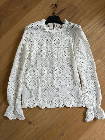 Top en dentelle blanc crème, manches longues, taille 38