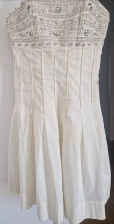 Kleid mit abnehmbaren Trägern und Pailetten
