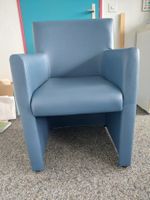 3 Sessel Kunstleder, blau mit 1 Glastisch, gebraucht.