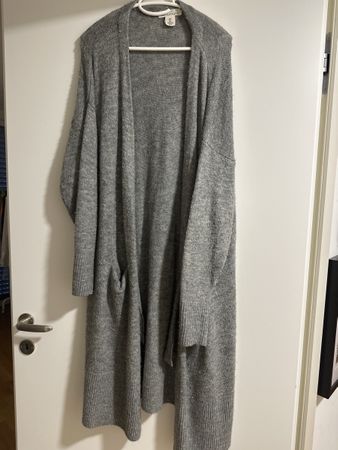 Grauer Strickmantel von H&M - ideal für den Herbst!