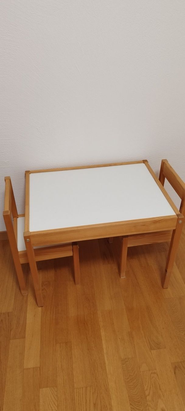 Ikea Set de table et chaises: Kindertisch mit 2 Kinderstühlen – D'occasion à Thalwil par RosamundeM 1