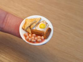 Puppenhaus Baked Beans mit Spiegelei, Wurst und Toast