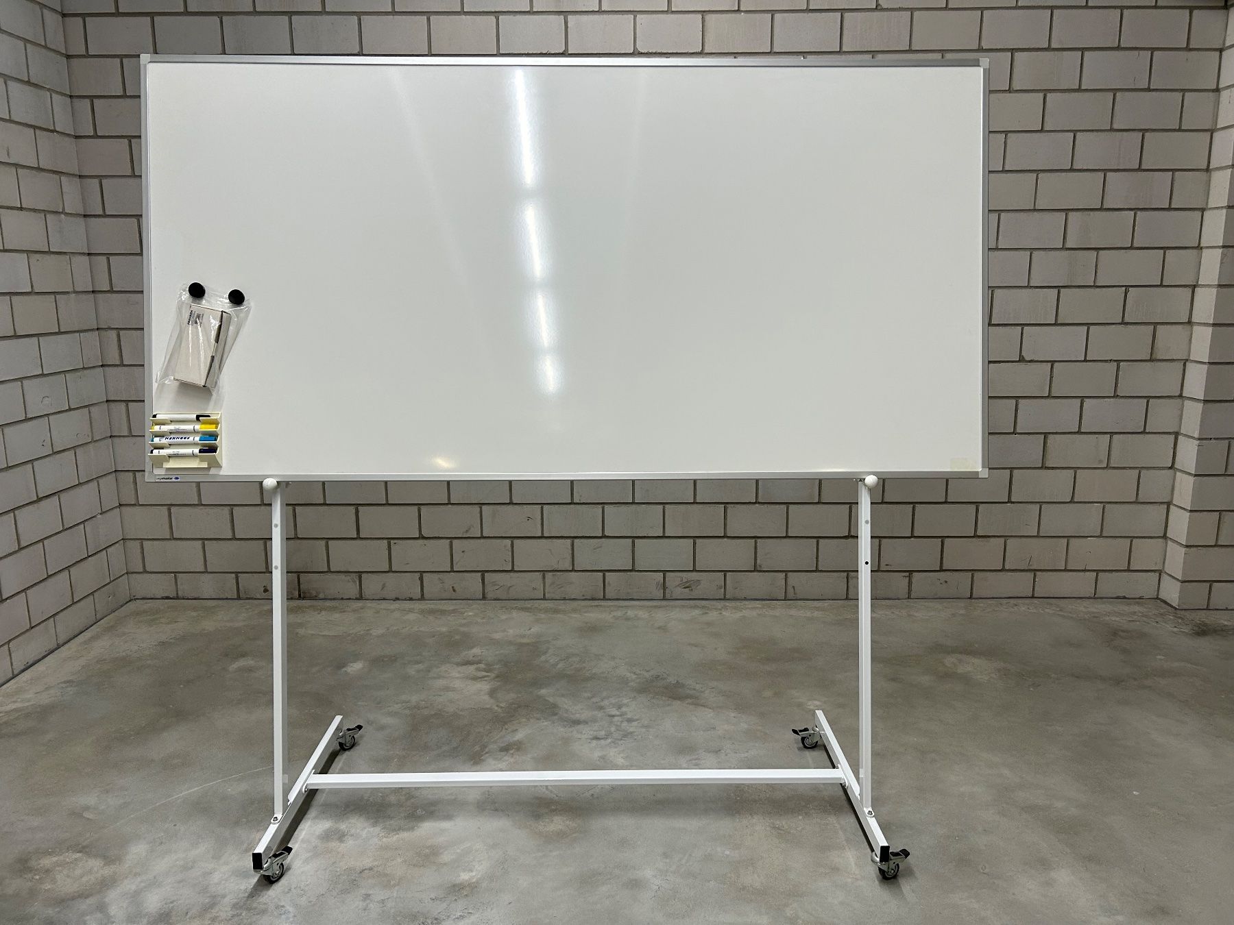 Wandtafeln: Whiteboard, Magnettafel, 2000 x1000 auf Rollwagen – Gebraucht aus Ermatingen von msc_s9wt