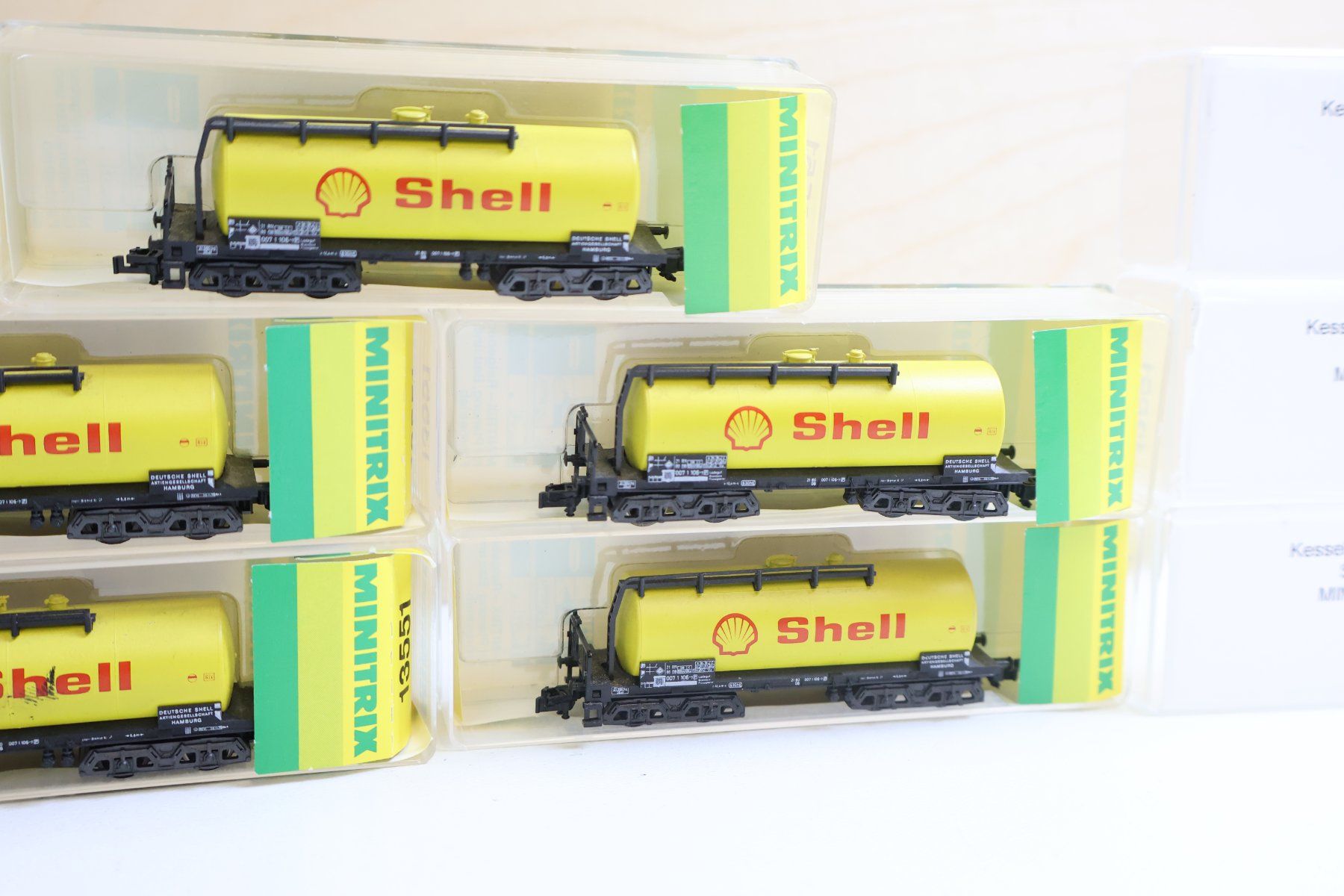 Trix Modelleisenbahnen: Minitrix 5 x Tankwagen Set 4-Achser - 13551 Shell – Gebraucht aus Winterthur von Monstera 4