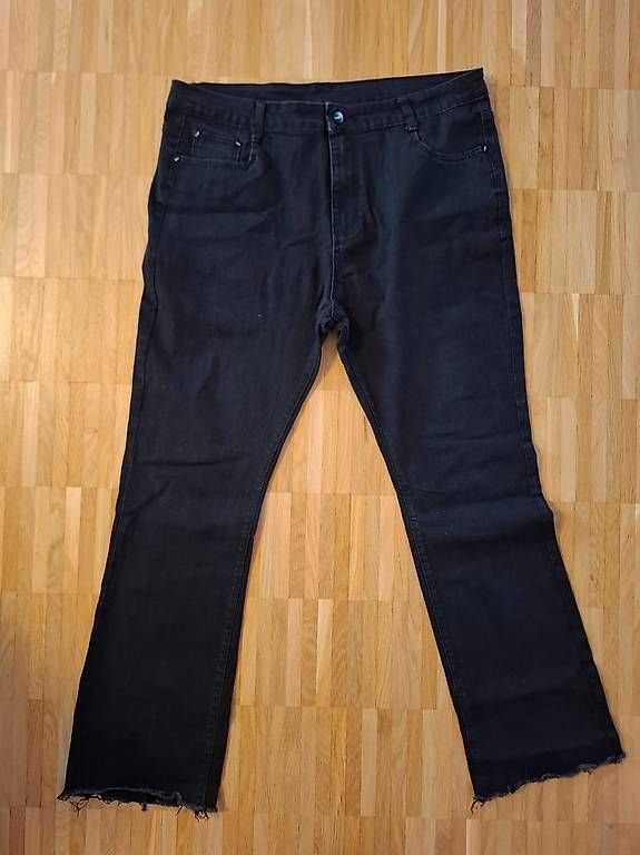 Jeans: Flared-Jeans – Usato da Niederuzwil venduto da Liberatopixel