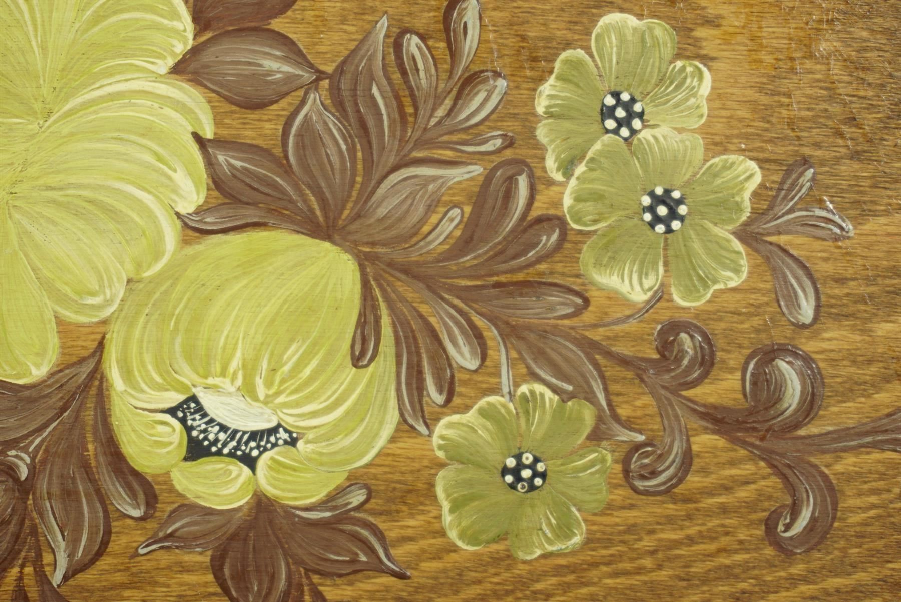 Servierplatten: Serviertablett Holz mit floraler Malerei – Gebraucht aus Meggen von Trouvaillen 4